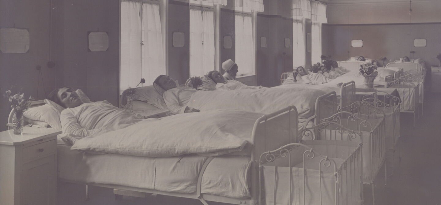 Room with baby cots in the Charlottenhouse, 1929 (RBK 602-53)