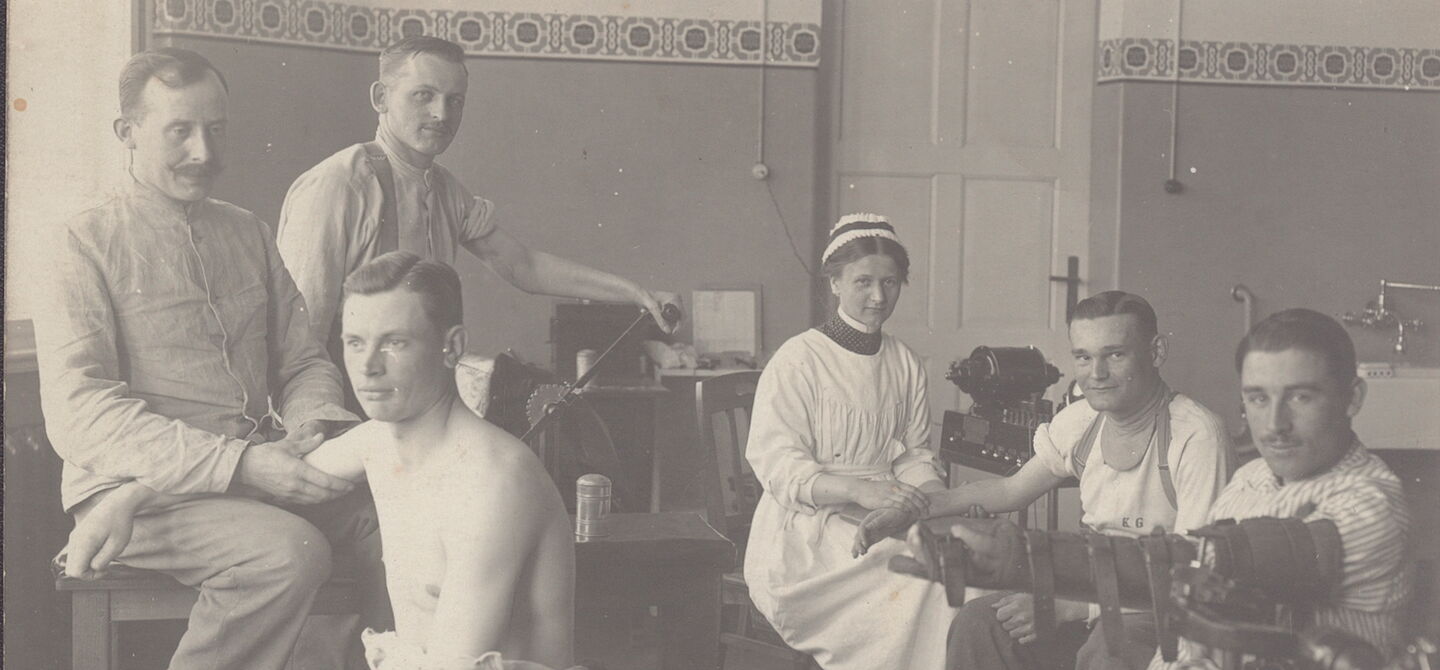 Patients and medical staff in the Arnsdorf military hospital, 1918 (IGM BILD 1788)