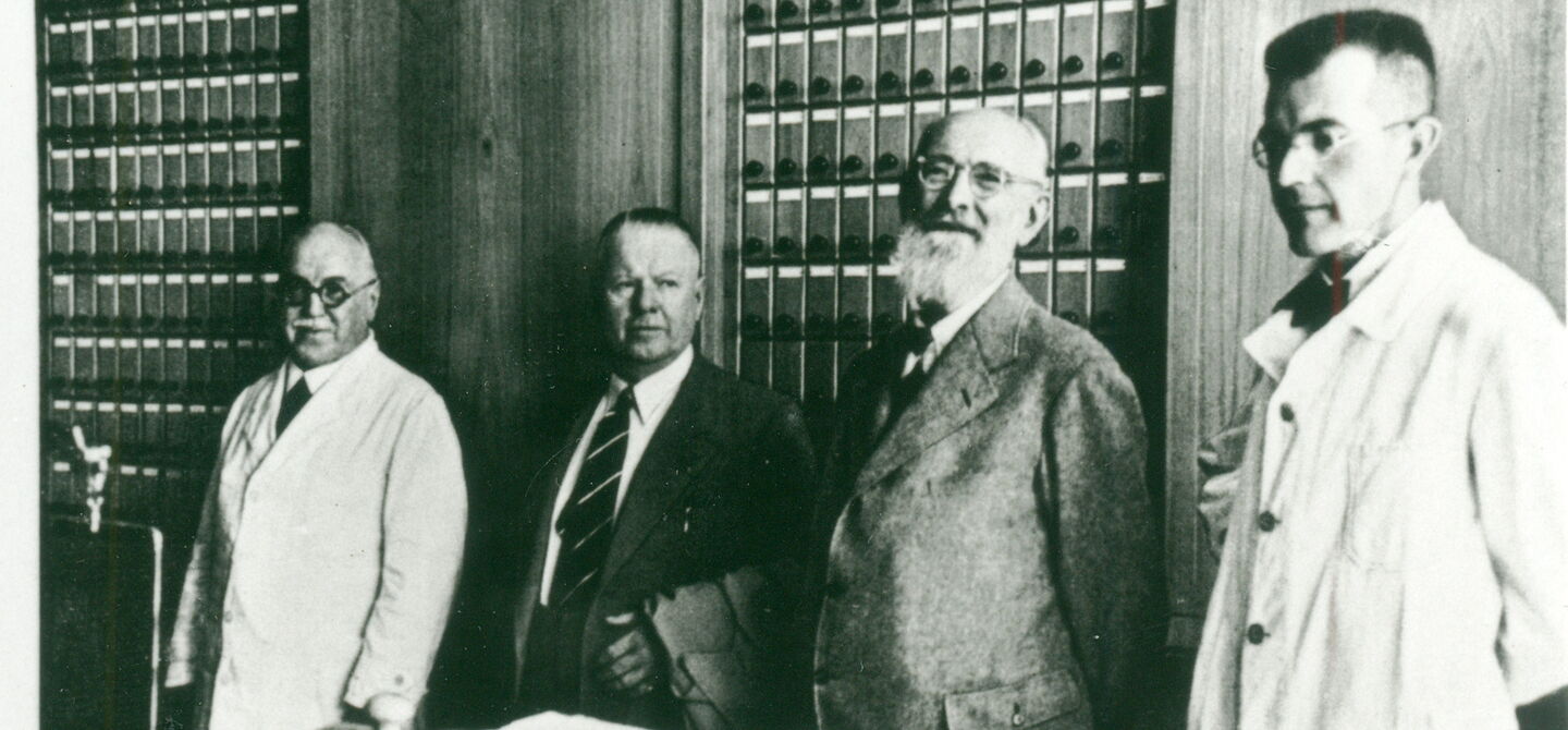 Robert Bosch in der Krankenhausapotheke mit Alfons Stiegele, Herbert Mayer und Friedrich Menge: Einweihung des Robert Bosch Krankenhauses, 1940 (IGM BILD 0302)