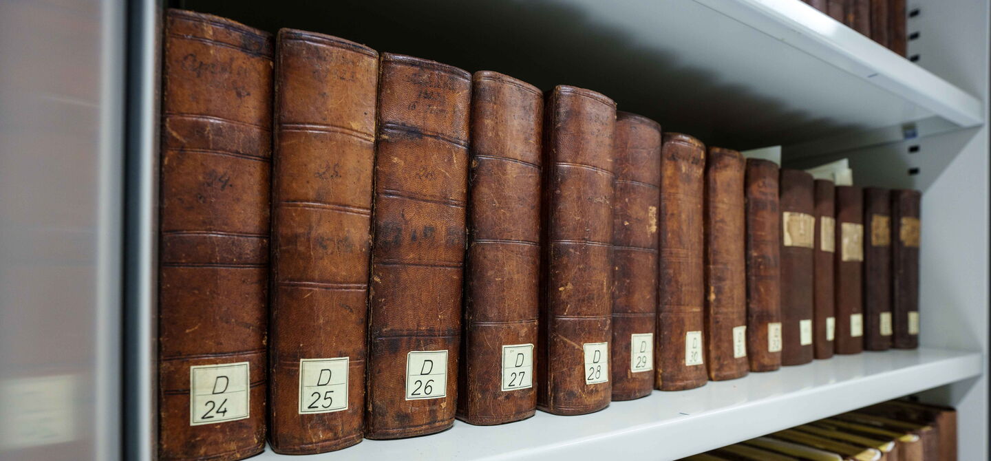 Blick auf die Krankenjournale im Archiv des Instituts