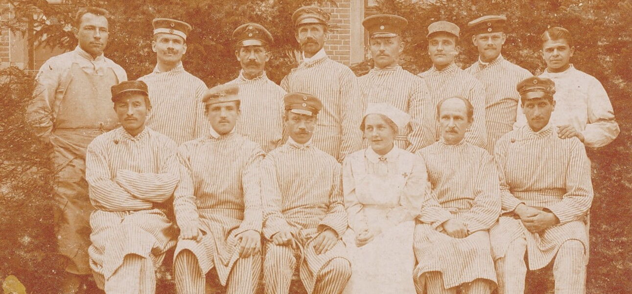 11 patients, 1 Red Cross nurse and 2 orderlies from a Stuttgart military hospital, 1916 (IGM BILD 1314)