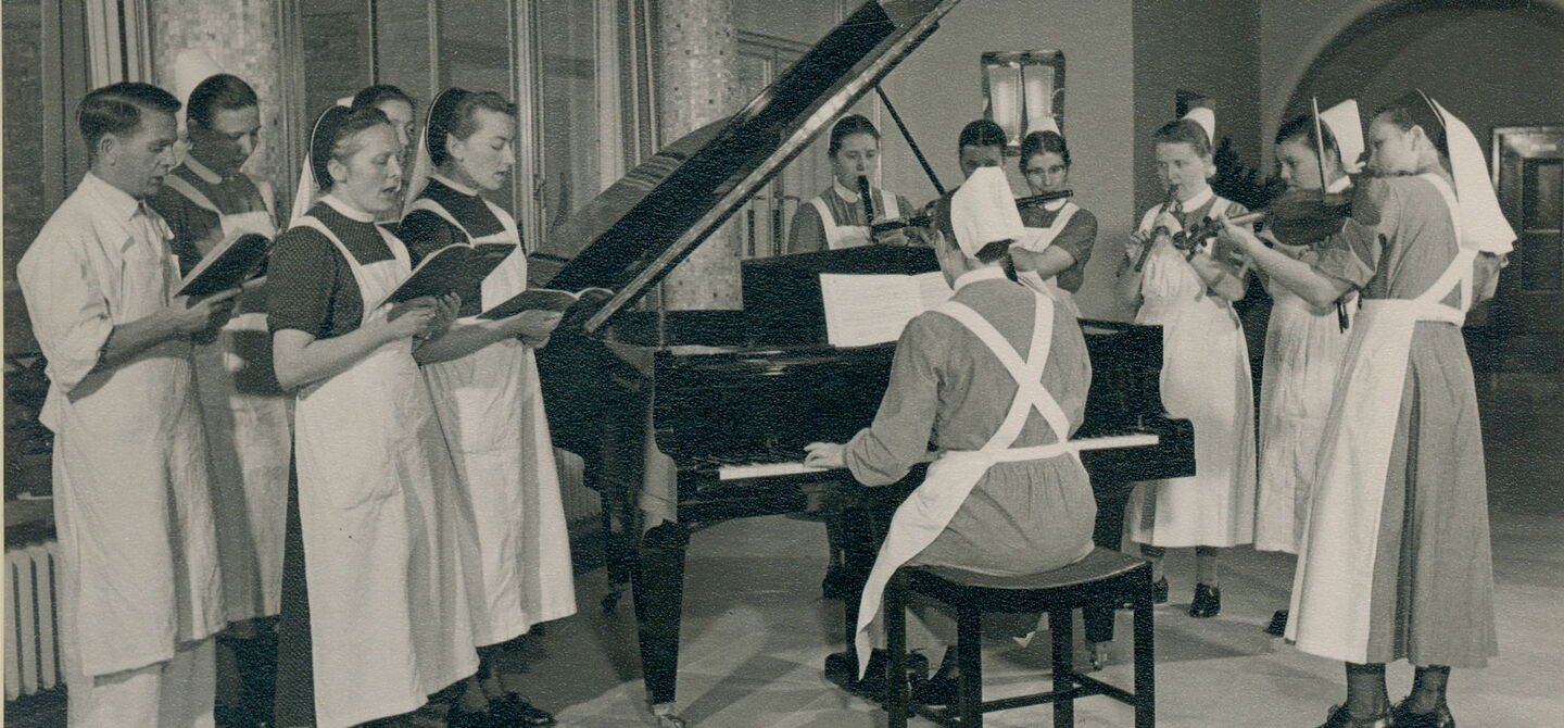 Musikstunde im Vestibül des Schwesternwohnheims, 1957 (IGM BILD 1607)