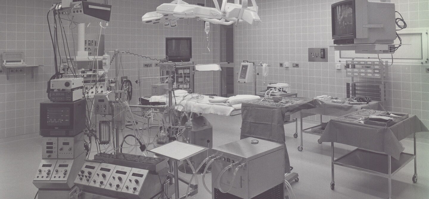 Operationssaal der Herzchirurgie im Robert Bosch Krankenhaus, 1986 (RBSG 5002-329)