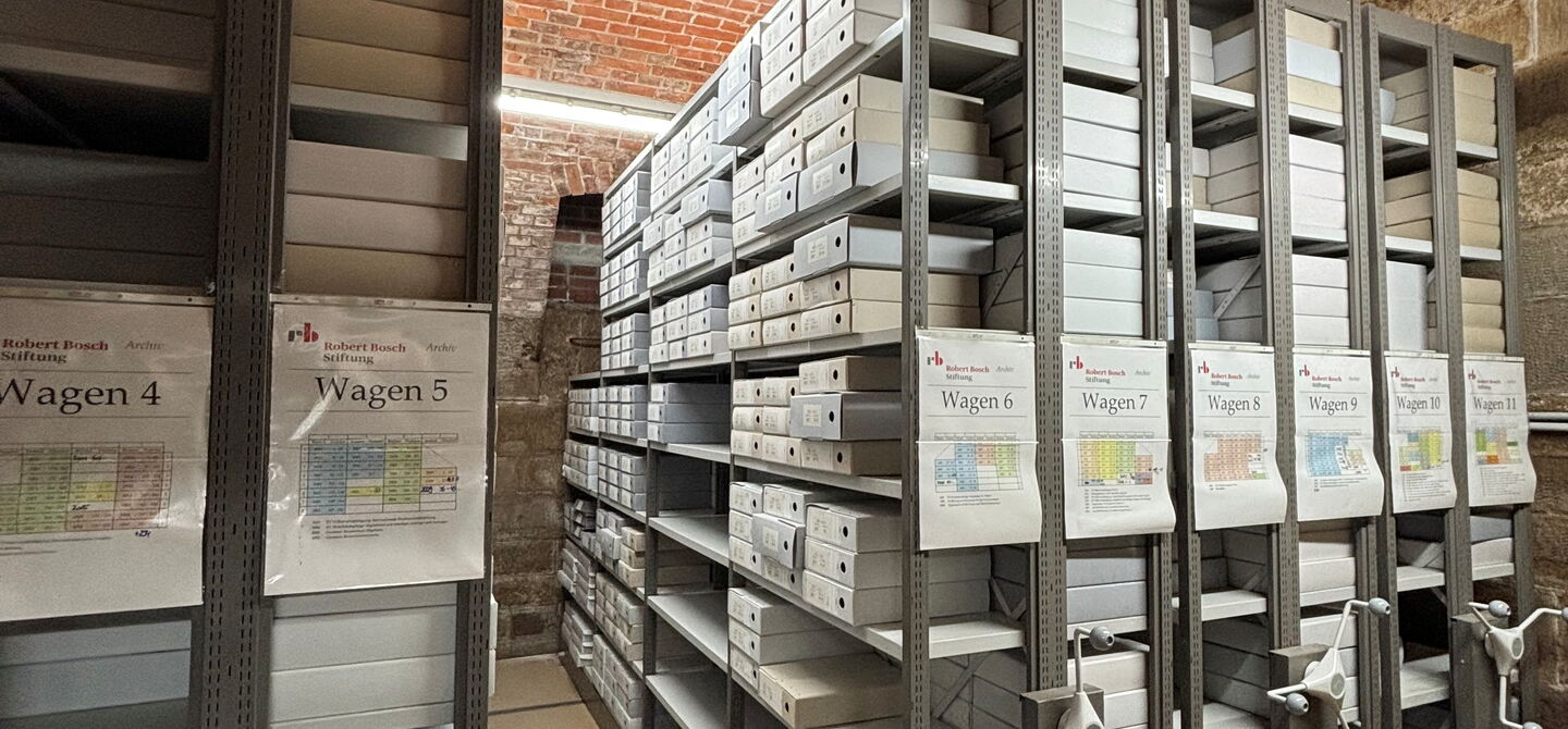 Blick ins Archiv der Robert Bosch Stiftung (ehemaliger Weinkeller des Robert Bosch Hauses)
