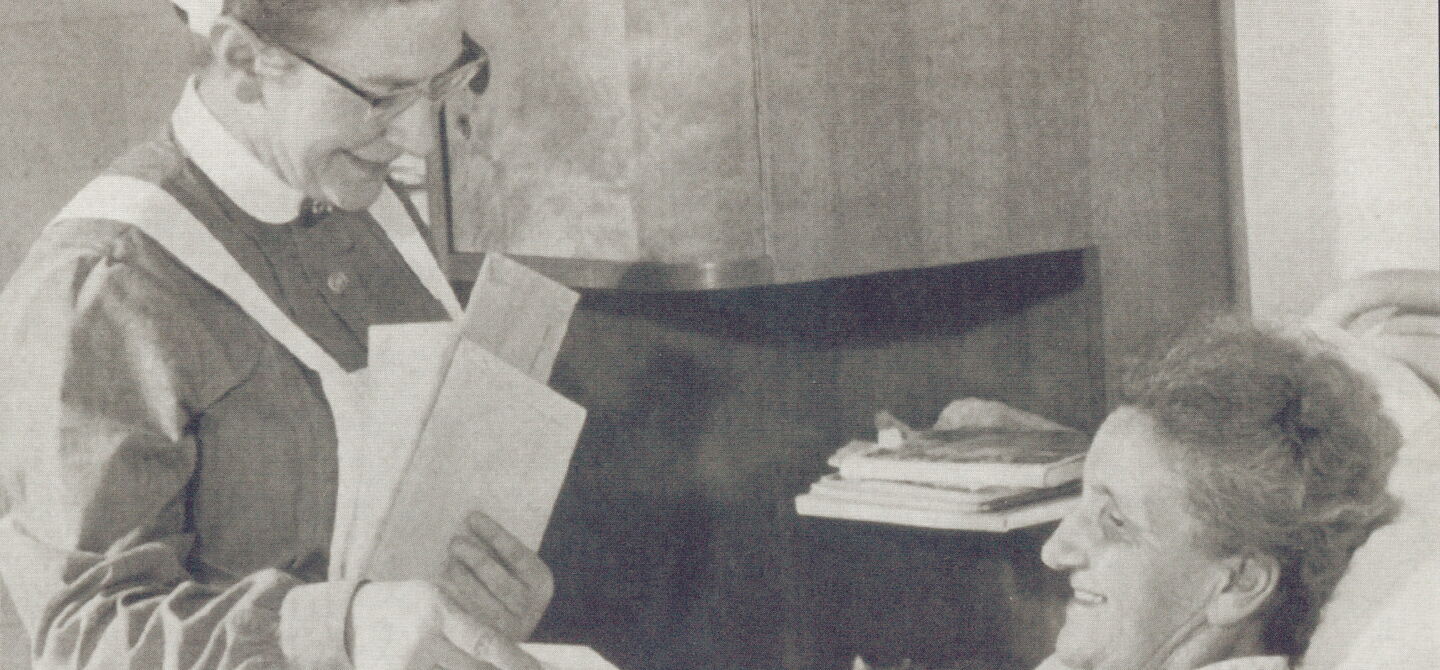 Eine Schwester bringt einer Patientin im Robert Bosch Krankenhaus Post, 1957 (IGM BILD 1606)