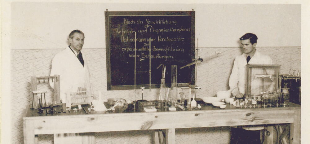 Praktikum im Homöopathischen Institut des homöopathischen Arztes Heinrich Scheuffele (1899-1993) in Greifwald, ca. 1944 (IGM BILD 1376)