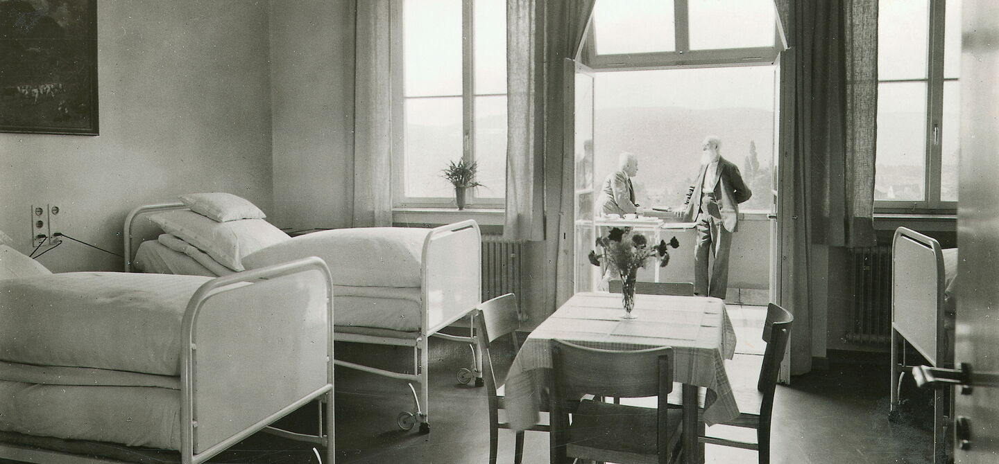 Robert Bosch auf dem Balkon eines Krankenzimmers der dritten Klasse im Robert Bosch Krankenhaus, 1940 (IGM BILD 0658)