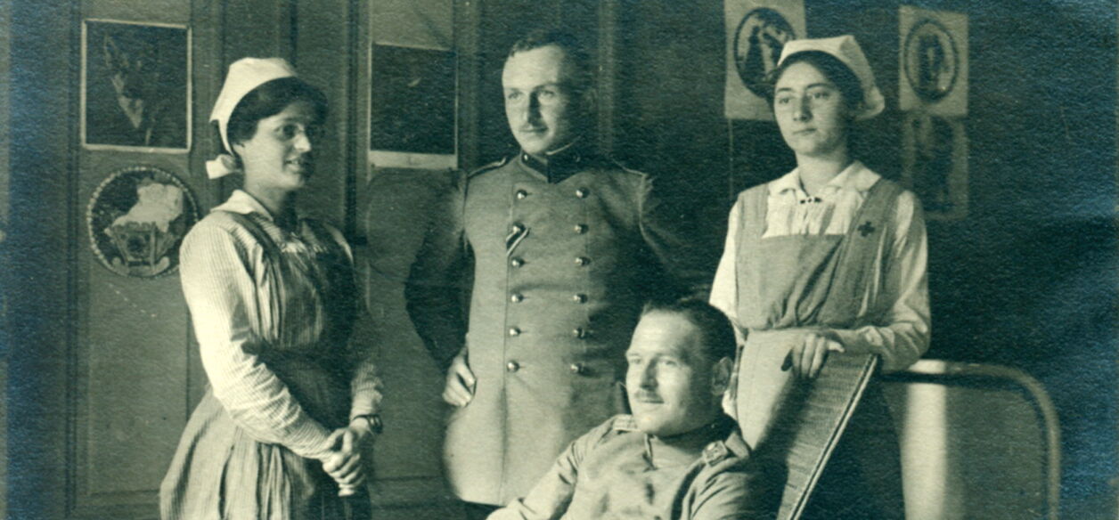 Fotografie von Richard Haehl (Mitte stehend) im Marienkrankenhaus, um 1940 (IGM BILD 1237)